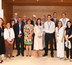 Su Majestad la Reina junto a un grupo de investigadores